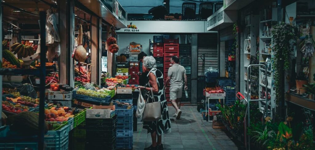 Kleurrijke marktkraampjes met groente en fruit in een overdekte markt op de Balearen